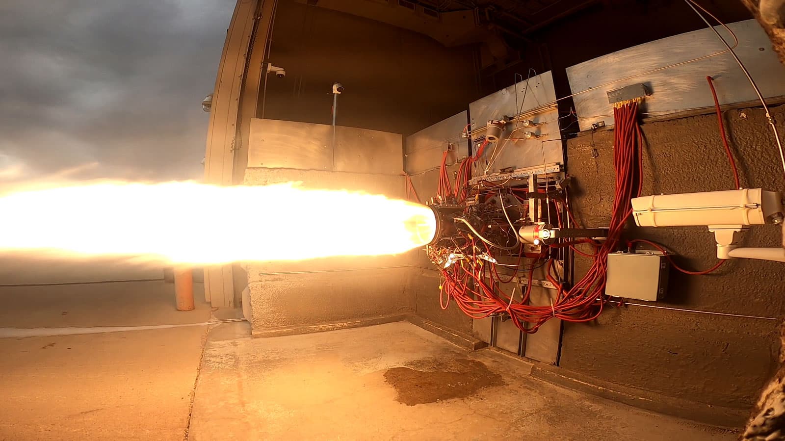 Copper-chambered Hadley engine hotfire
